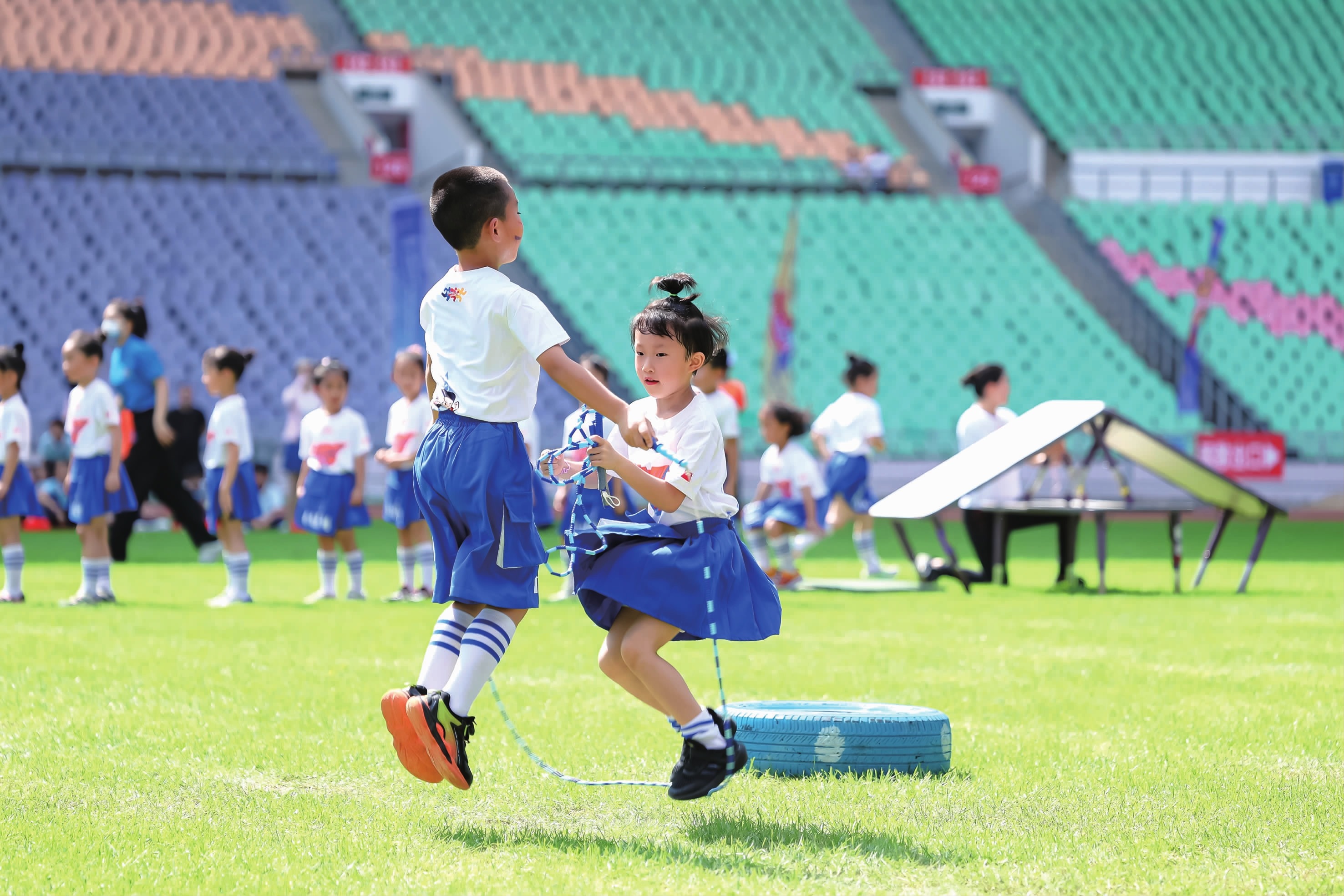 那些在赌城消失的“隐形人”：揭秘长居赌场酒店的职业玩家现状。（赌城里的隐形人：揭开常驻赌场酒店职业玩家的生存现状）